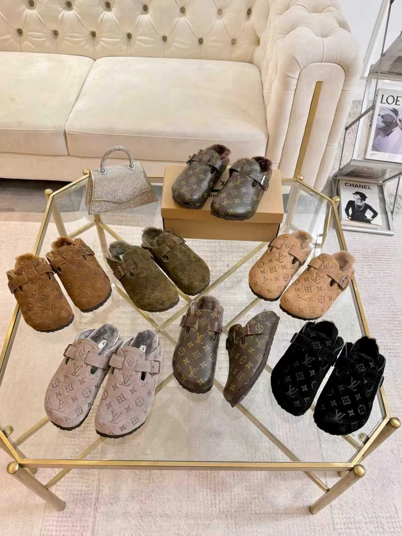p600🐮🐮 LV wool slippers for couples｜Even the toes exude a sense of luxury ✨ For this pair of LV classic Birkenstock slippers, we have achieved the ultimate restoration of the "higher version", with the mark of luxury in every detail. 👫 ▫️ Original jacquard with delicate cowhide leather, retro texture is at your fingertips; ▫️ 100% pure wool lining, wearing barefoot is like stepping on clouds, skin-friendly, breathable and not sweaty; ▫️ Three-dimensional toe cap + non-slip rubber sole, safe and secure when walking in the wind. The belt buckle and presbyopia elements are embellished, revealing the aura of a big-name brand in a low-key manner. Whether it is on a date or out on the street, every step is like walking in the middle of a show. Pair it with jeans for a lazy and casual look; with a coat and skirt, it will look elegant. With one pair of shoes, you can easily switch between multiple styles, and you never have to be deliberate about the sense of luxury. #LVcouples #high-endwear #lightluxurylife #quality recommendation Fabric: classic presbyopia/imported sheepskin/classic jacquard fabric Lining: imported wool lining Sole: original rubber sole Size: Female 35-41 Male 38-46